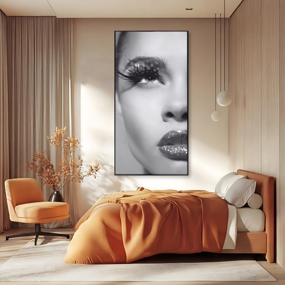 Tablou canvas cu tablou canvas cu portret alb-negru, in rama de aluminiu negru, pe perete intr-un dormitor